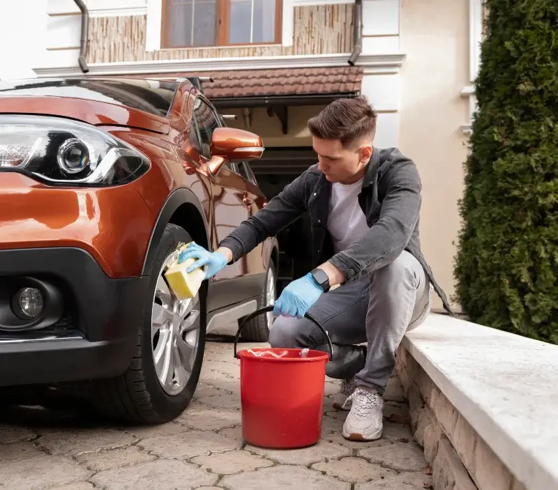 Lavage auto à domicile Le Port : professionnel intervenant sur un véhicule